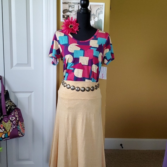 🌷🌷  LuLaRoe Classic tee S - Picture 2 of 6